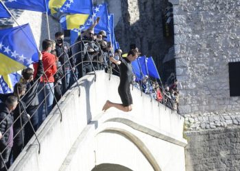 ( VIDEO) SKOK BEZ APLAUZA: OBILJEŽENA 27.GODIŠNJICA RUŠENJA STAROG MOSTA U MOSTARU