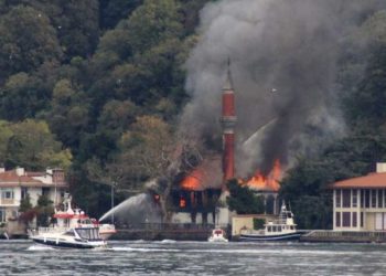 Istanbul / Gorjela drvena džamija iz 17. vijeka