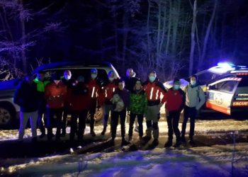 PRVA FOTOGRAFIJA MILICE I STEFANA Nasmejana lica mladog para i njihovih spasilaca posle 40 sati dramatične potrage po ledenom terenu