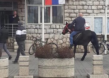 Jaše na konju kroz grad, jer su mu žandarmi uzeli auto